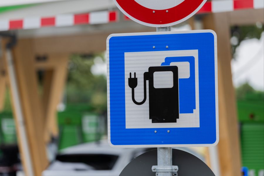 Zum ersten Mal machen E-Autos einen Drittel der Neuzulassungen aus.