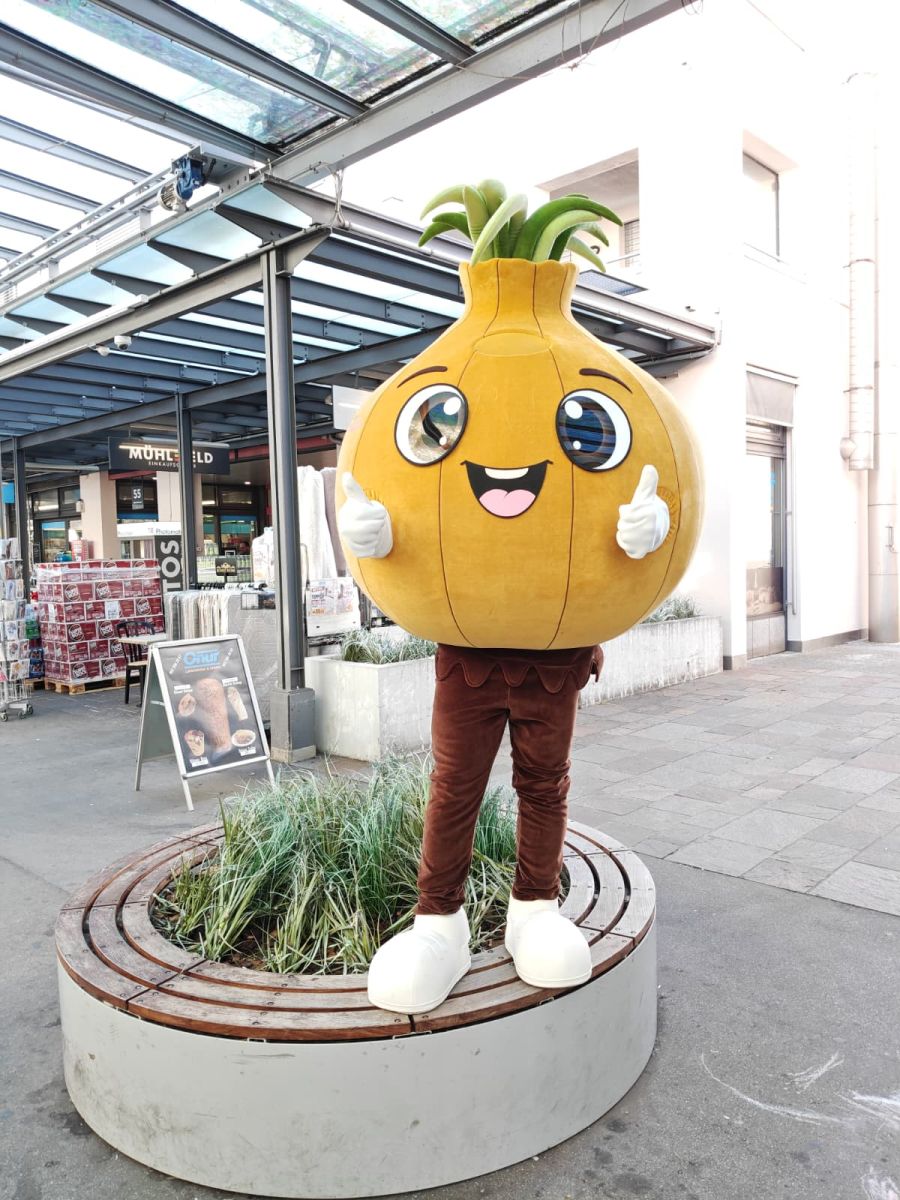 Der Oensinger Zibelimäret hat erstmals ein Maskottchen: Das «Oenzibeli».
