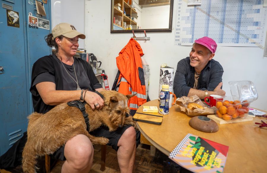 Pascale Wetzlinger in der Freizeitwerkstatt in Bern West im Gespräch mit Hannes Hergarten.