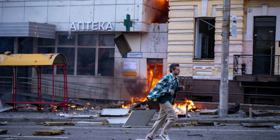 Ein Mann rennt vor einem Krankenhaus vorbei, das nach einem russischen Drohnenangriff im Zentrum von Kiew beschädigt wurde. Foto: Dan Bashakov/AP/dpa