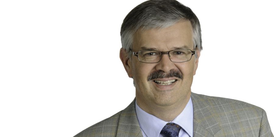 Der Kommissionspräsident Ruedi Amrein (FDP) spricht sich für die geplante kantonale Steuerfusssenkung aus. (Archivbild)