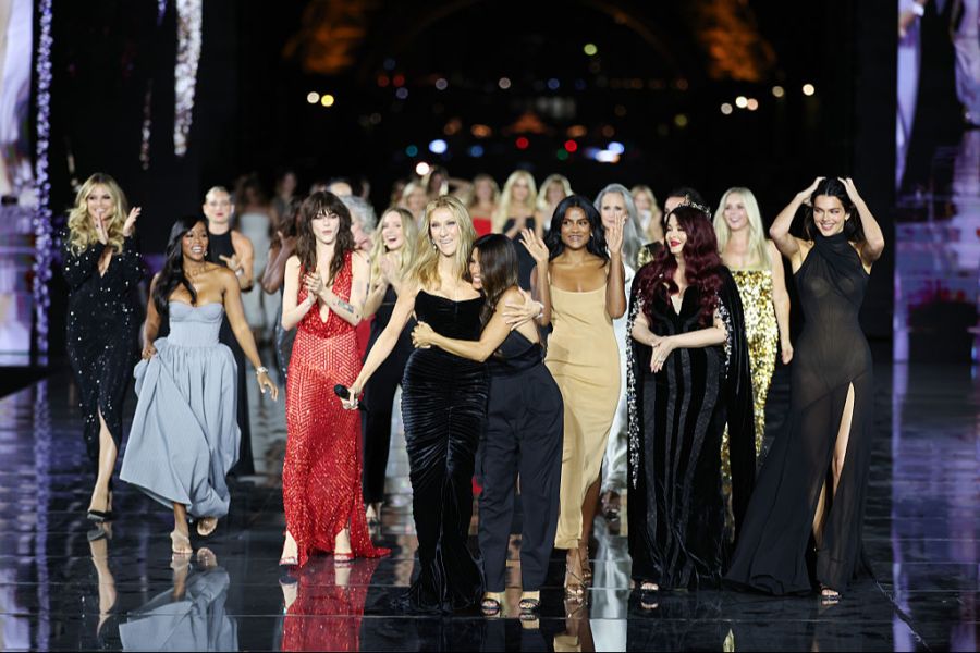 Grosser Auftritt zum Finale: Céline Dion steht gemeinsam mit zahlreichen Models und Schauspielerinnen auf dem Laufsteg.