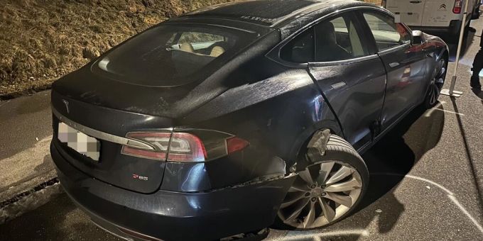 Achse bricht bei Kollision in St. Gallen. Achse gebrochen