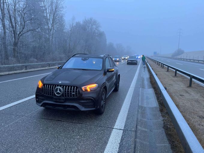 Aufgrund der Kollision kam es zu einer Staubildung auf der A13. Stau auf A13