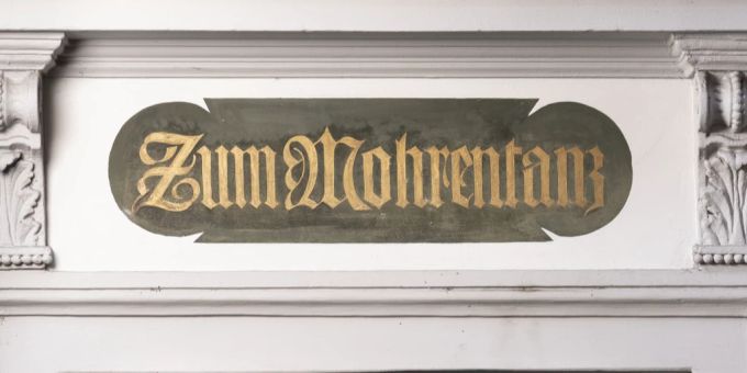 Über dem Eingang des Hauses an der Niederdorfstrasse 29 in Zürich steht die Inschrift «Zum Mohrentanz». Niederdorfstrasse