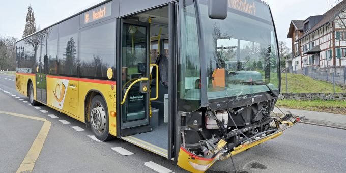 Kanton Luzern - Autofahrer muss vor Postauto ausweichen - Kollision