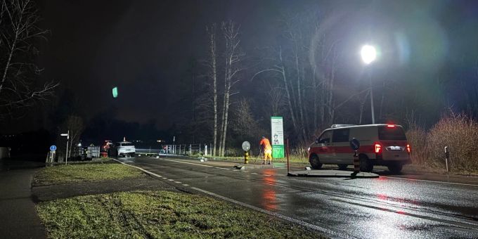 Nach einer Kollision in Mönchaltdorf liegt eine Reiterin mit Verletzungen im Spital. mönchaltdorf kollision