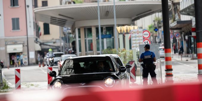 Die Grenze zwischen der Schweiz und Italien in Chiasso. Grenze Chiasso