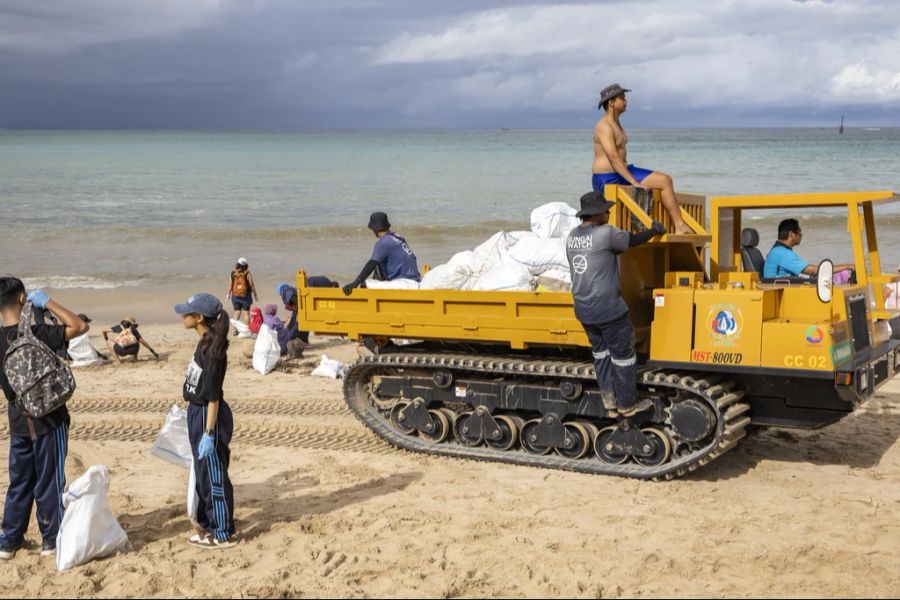 600 Freiwillige arbeiteten am Samstagmorgen in Bali an der Säuberung von Plastik.