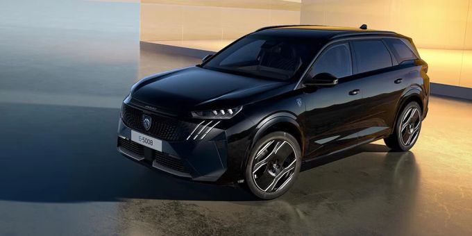 Mit Platz für bis zu sieben Passagiere und einem flexiblen Innenraum ist der e-5008 ideal für Familien und alle, die viel Platz benötigen. Peugeot e-5008