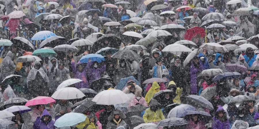 Anhänger Yoons versammeln sich in der Nähe der Präsidentenresidenz in Seoul, um gegen seine Amtsenthebung zu protestieren.