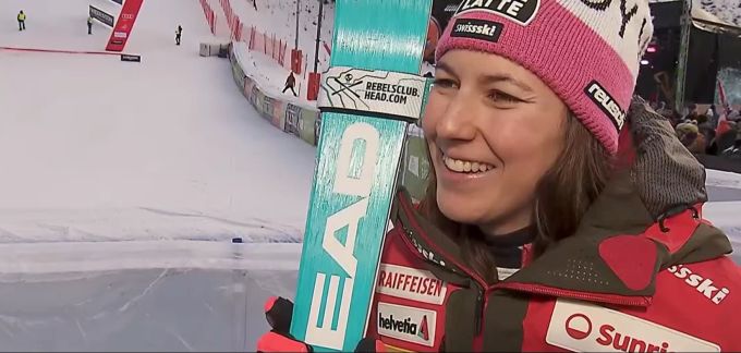 Wendy Holdener strahlt nach dem zweiten Platz. Wendy Holdener