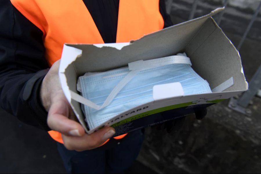 Hygienemasken wären vorab für Personen mit Symptomen sinnvoll.