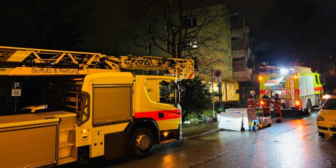 Wohnungsbrand in Zürich fordert eine verletzte Person. Wohnungsbrand