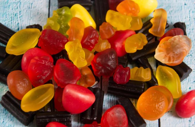 Lege einen Eisbeutel auf die betroffene Stelle deines Teppichs, um die Gummibärchenreste zu erstarren. gummibärchen