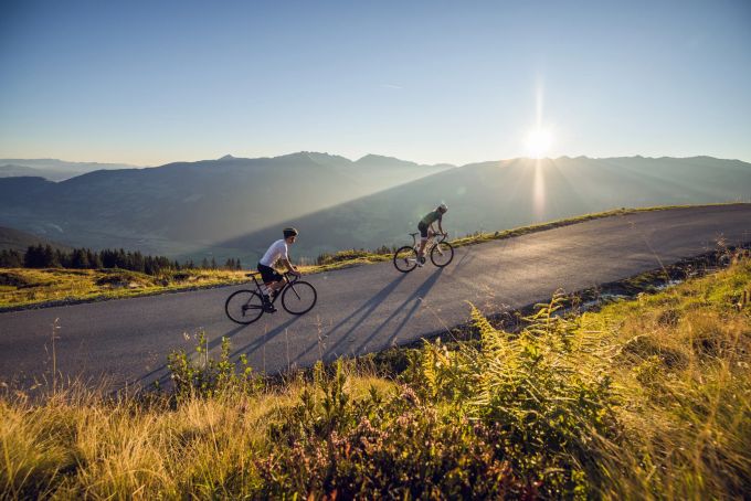 Einzigartiges Panorama von der Zillertaler Höhenstrasse auf den breiten Talboden. Österreich Werbung