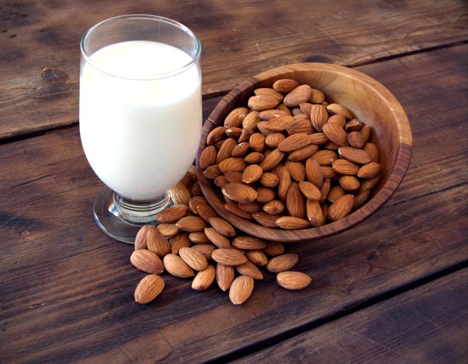 Der Hinweis «ungesüsst» ist nicht gesetzlich geschützt, sodass selbst als «zuckerfrei» beworbene Produkte Spuren natürlichen Zuckers enthalten können. milch und mandeln