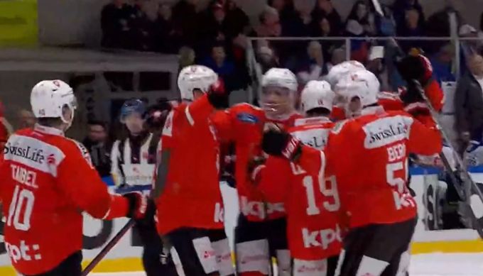Die Schweiz bejubelt den Treffer von Sven Senteler. Hockey