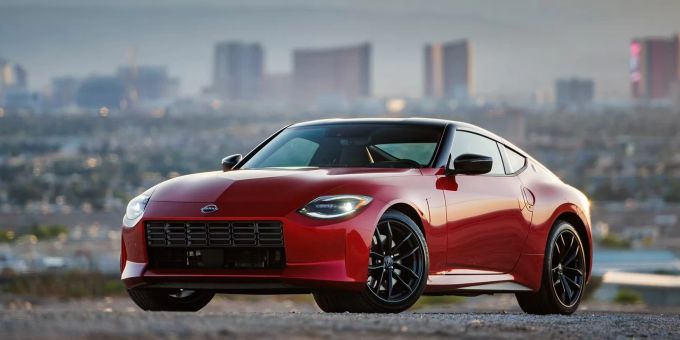 Das Aussendesign des Nissan Z (RZ34) ist eine gelungene Synthese aus Retro-Elementen und moderner Sportwagenästhetik. Nissan Z