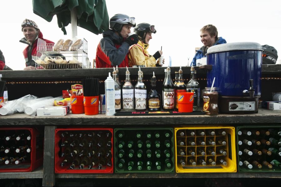 In Österreich bleibt die Zahl schwerer Skiunfälle unter Alkoholeinfluss hoch. (Symbolbild)