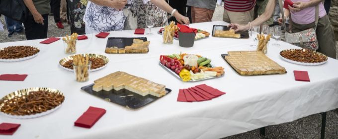 Filippo Leutenegger zieht ein Parteiapéro der Gemeinderatssitzung vor. Das gibt Kritik. (Symbolbild) Apéro