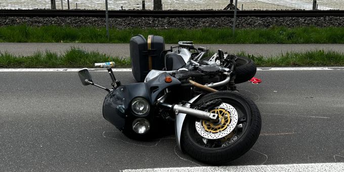Der Motorradfahrer wurde beim Unfall mittelschwer verletzt. Auffahrunfall in Mannenbach
