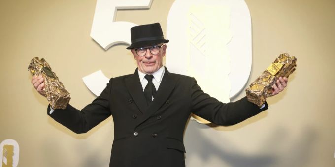 Regisseur Jacques Audiard mit den Auszeichnungen für seinen Film «Emilia Pérez». emilia perez
