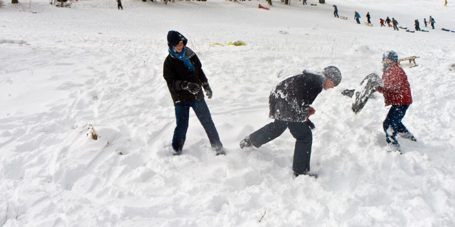 jungen Schneeballschlacht