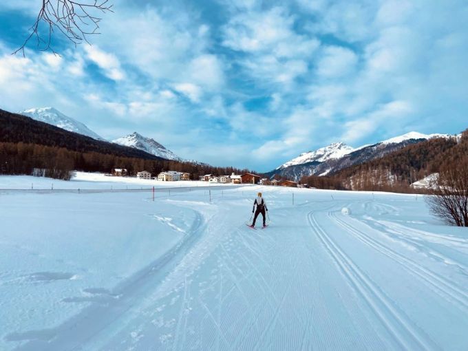 Val Müstair, die Heimat von Olympiasieger Dario Cologna. Ein besonderer Motivationsschub. Schnee Langläufer Tal Himmel