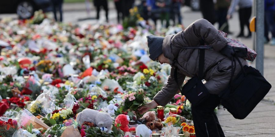 Trauernde legen Blumen vor der Magdeburger Johanniskirche ab. (Archivbild)