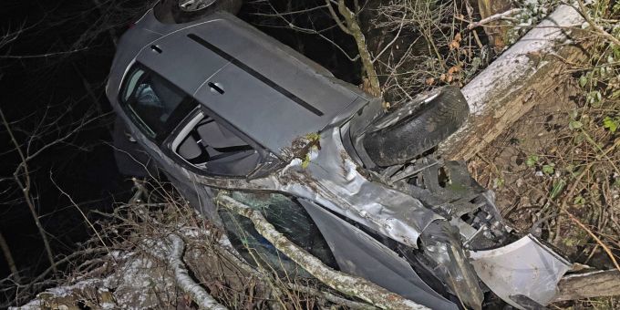 Au TG - Auto stürzt 30 Meter Abhang hinunter und landet im Wald