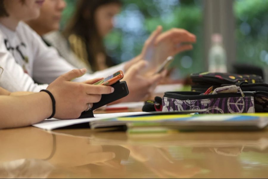 Die Schülerinnen und Schüler dürfen sie dann auch nicht über Mittag oder in anderen Pausen benutzen.