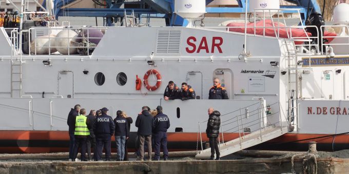 Nach einer neuen Niederlage vor Gericht muss Italiens Rechtsregierung mehr als 40 Mittelmeer-Flüchtlinge aufnehmen. Nach einer neuen Niederlage vor Gericht muss Italiens Rechtsregierung mehr als 40 Mittelmeer-Flüchtlinge aufnehmen.