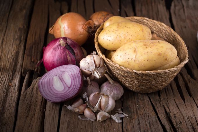 Zwiebeln und Kartoffeln sollten getrennt voneinander gelagert werden. Kartoffeln, Zwiebeln, Knoblauch