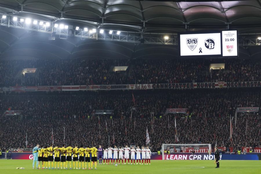 Vor dem Spiel gibt es in Stuttgart eine Schweigeminute.