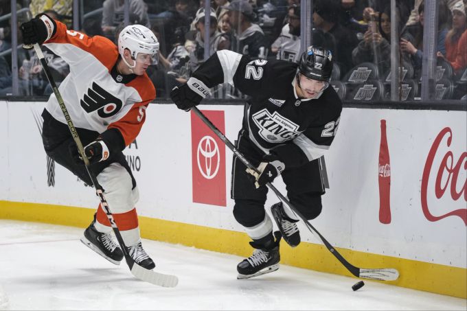 Kevin Fiala feiert in der NHL einen Sieg mit den LA Kings. NHL