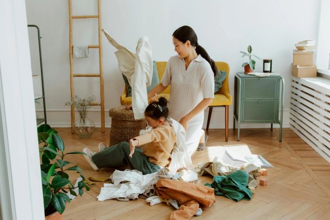 Mach die Aufräumarbeiten zur Familien-Challenge. Mutter, Tochter, Kleidung
