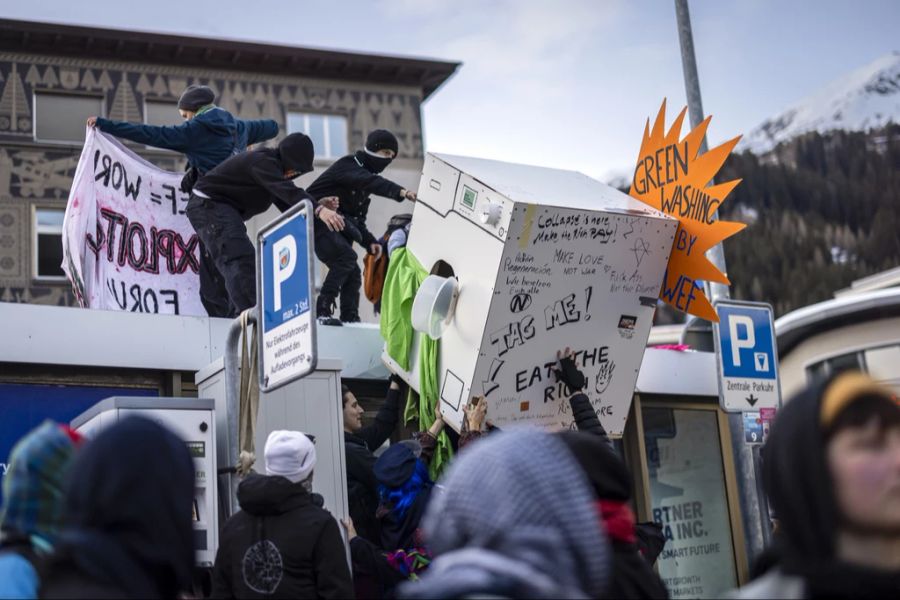 Auch am Sonntag, 19. Januar, waren Demonstranten vor dem WEF in Davos aktiv.