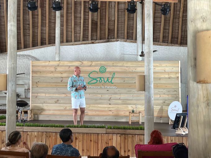Dr. Jeff Rediger, führender Harvard-Mediziner, Psychiater und Theologe, widmet sich seit über 15 Jahren der Erforschung aussergewöhnlicher Heilungsverläufe weltweit und sprach auf dem Soul Festival 2024 über das menschliche Immunsystem. Soul Festival Vortrag Malediven Soneva