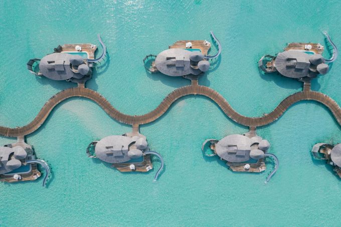 Die ikonischen Wasservillen auf Soneva Jani verbinden schlichte Eleganz mit innovativer Nachhaltigkeit – von Solarenergie und eigener Wasseraufbereitung bis hin zu Rutschen, die direkt ins türkisfarbene Meer führen. Wasservillen Soneva Jani Malediven