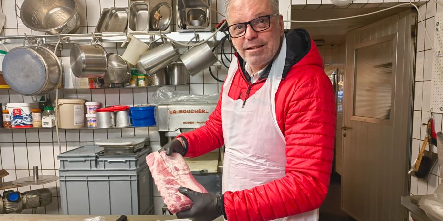 Metzger hält Fleisch