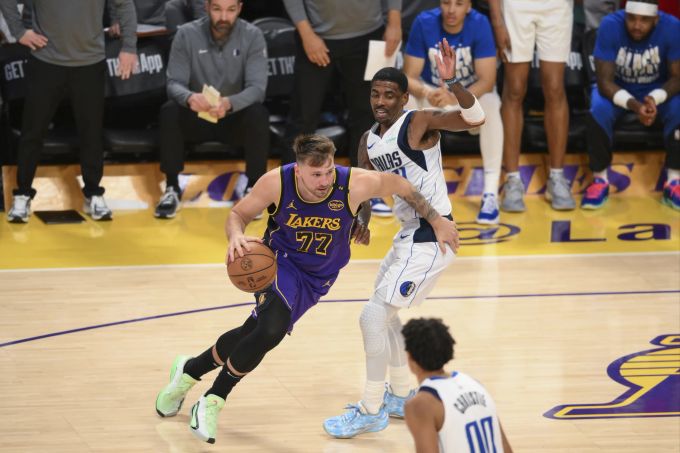 Luka Doncic im Einsatz für die Lakers gegen die Mavericks in der NBA. Luka Doncic NBA Lakers