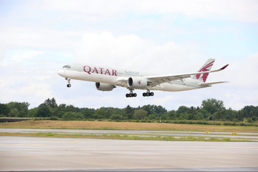 Während des Flugs mit Qatar Airways verstarb dann eine Mitpassagierin vor den Augen der beiden Australier. (Symbolbild)