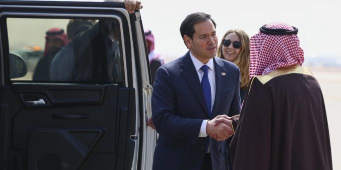 US-Aussenminister Marco Rubio schüttelt die Hand des stellvertretenden saudi-arabischen Ministers für protokollarische Angelegenheiten Abdulmajeed Al-Smari, rechts, bei seiner Ankunft am King Khalid International Airport in Riad, Saudi-Arabien, Montag, 17. Februar 2025. Saudi-Arabien Marco Rubio