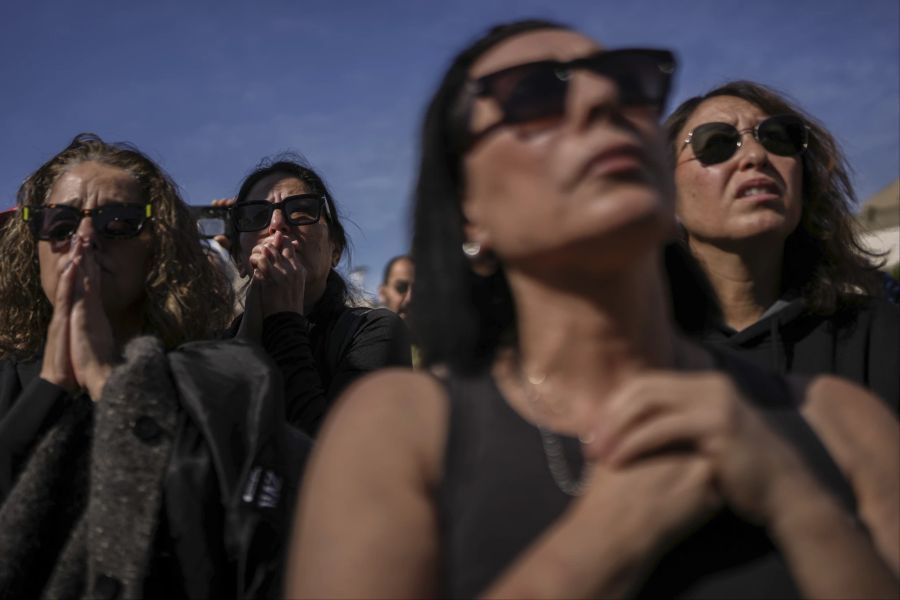 Israelis bei der Übertragung der Freilassung.