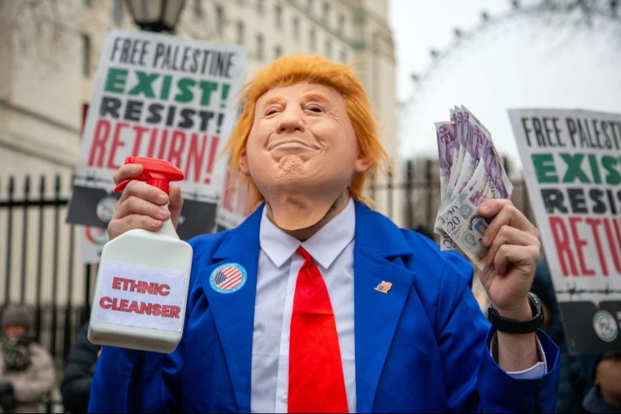 Für seinen Plan, rund zwei Millionen Palästinenser aus dem Gebiet zu vertreiben, erntete Trump ordentlich Kritik. Wie hier an einer Demonstration in London.