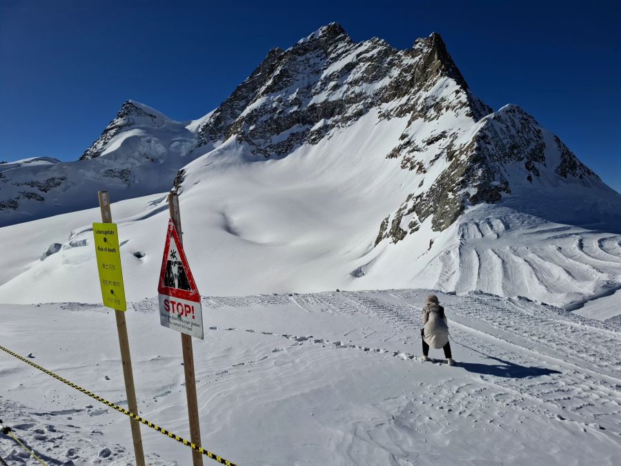 Diese Touristin riskiert für eine Schnee-Botschaft auf dem Jungfraujoch ihr Leben