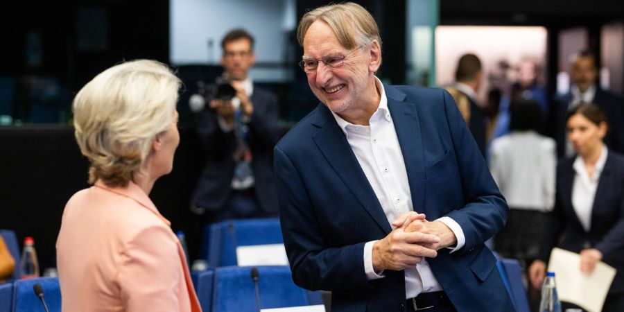 Bernd Lange (SPD) im Gespräch mit EU-Kommissionspräsidentin Ursula von der Leyen. (Archivbild)