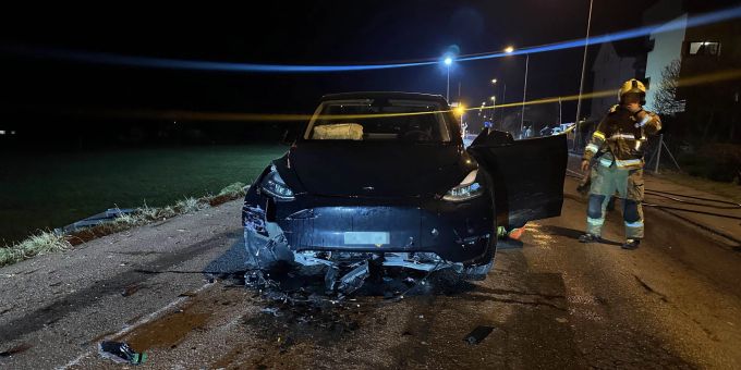 Schübelbach SZ - Autofahrer kracht in Baustelle – Feuerwehr muss kommen