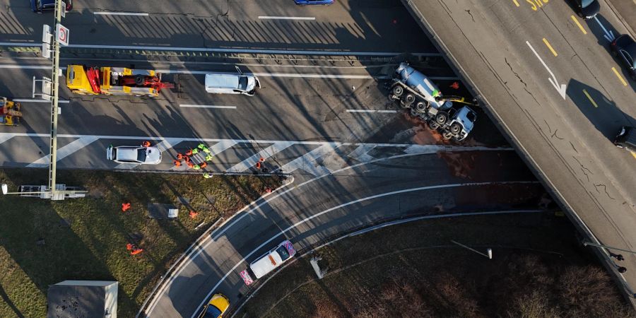 Bei der Einfahrt auf die Autobahn gekippt: ein Betonmischer.